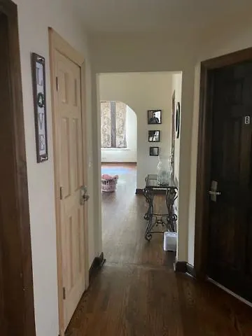 Clean, Spacious, Inexpensive Queen Br Guest house Chicago