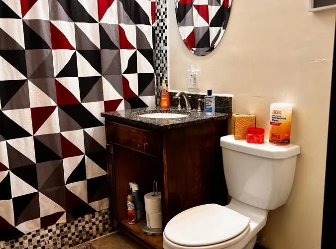 Clean, Spacious, Inexpensive Queen Br Guest house *