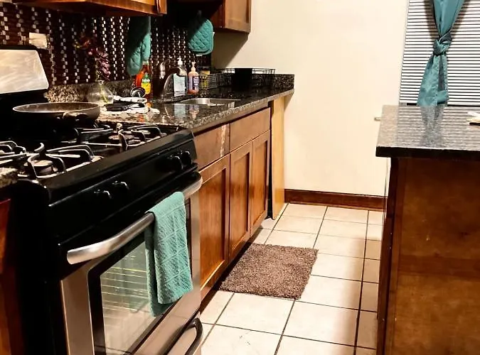 Clean, Spacious, Inexpensive Queen Br Guest house
