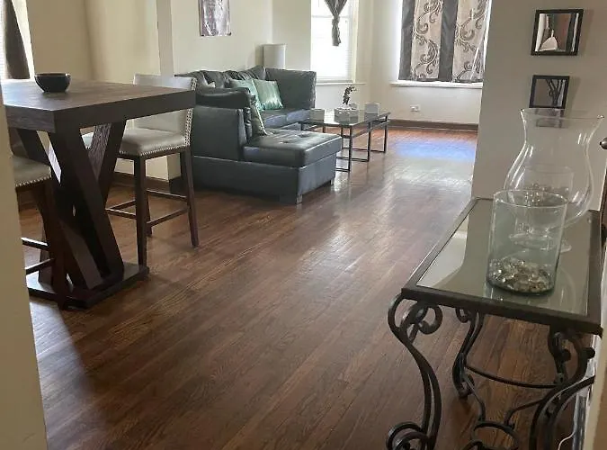 Clean, Spacious, Inexpensive Queen Br Guest house Chicago