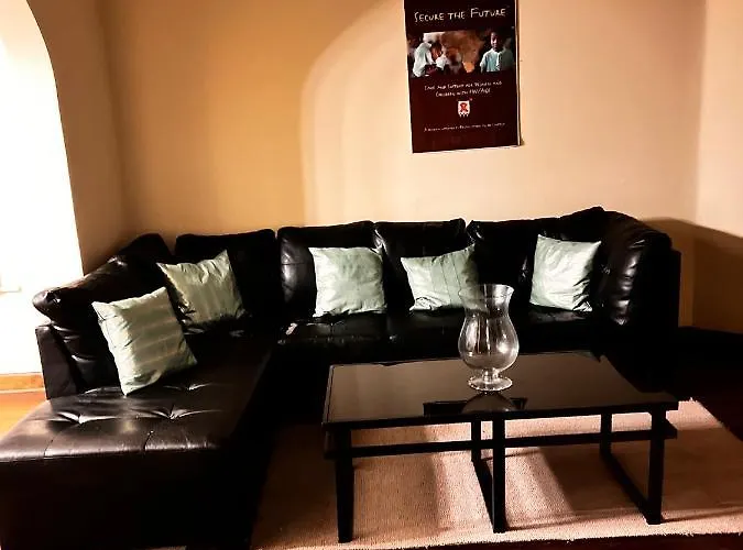Clean, Spacious, Inexpensive Queen Br Guest house *