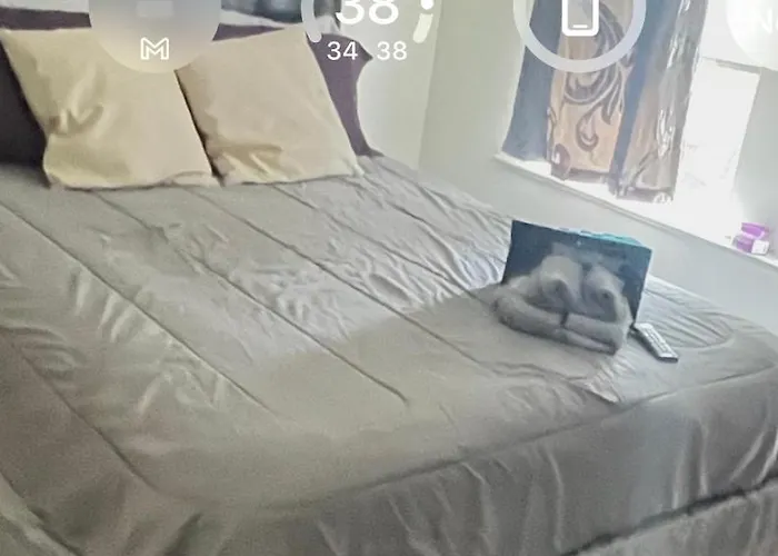 Clean, Spacious, Inexpensive Queen Br